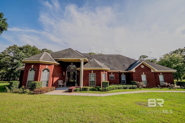 single story home with a front yard