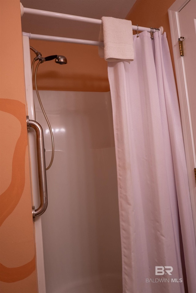 bathroom featuring a shower with shower curtain