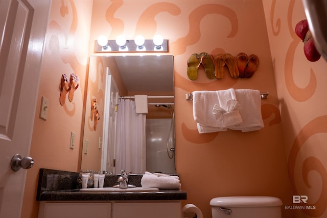 full bath featuring toilet, curtained shower, and vanity
