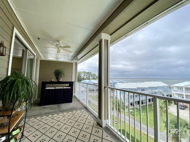 balcony featuring a residential view and ceiling fan