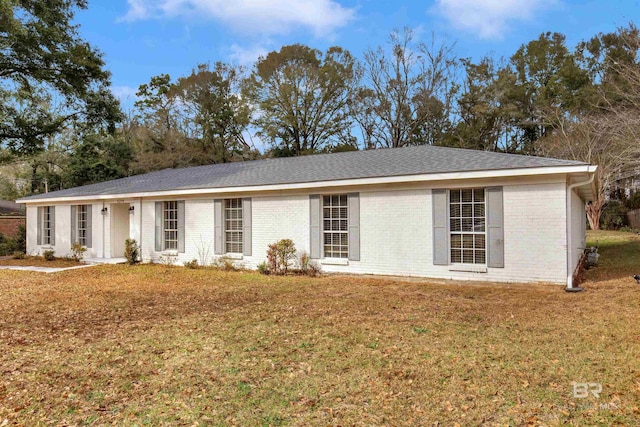 ranch-style house featuring a front yard