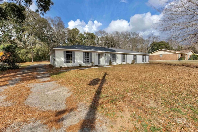 single story home with a front yard