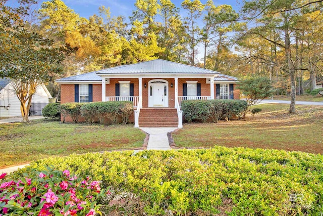 view of front of house featuring covered porch and a front yard