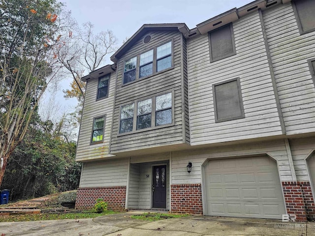 townhome / multi-family property featuring a garage