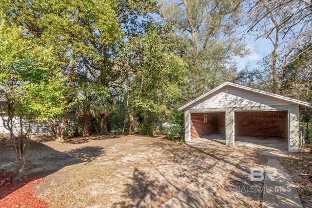 view of yard featuring driveway