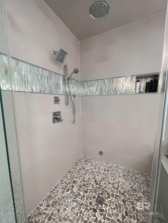 bathroom featuring a tile shower