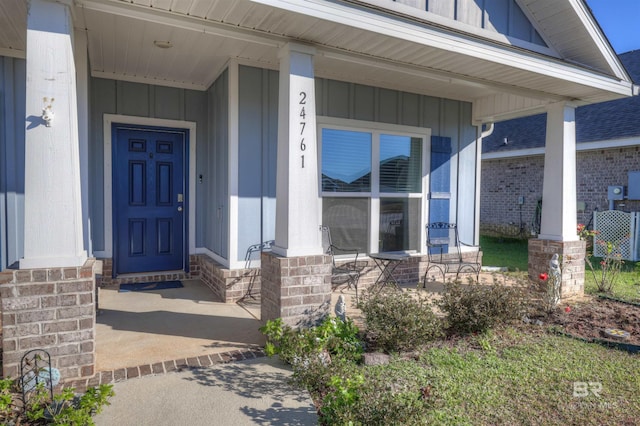 entrance to property featuring covered porch