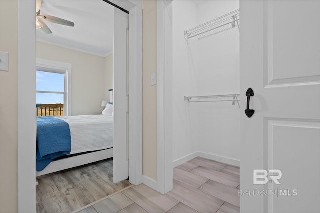 bathroom with ornamental molding and ceiling fan