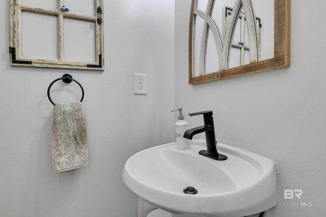 bathroom featuring a sink