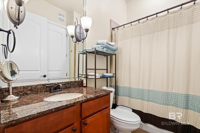 bathroom featuring a shower with curtain, vanity, and toilet