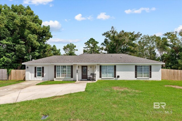 ranch-style house featuring a front lawn