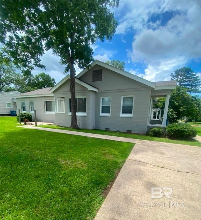 view of front facade with a front lawn