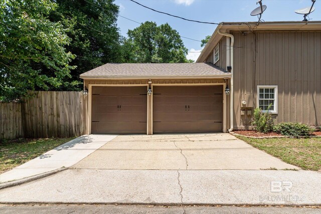 1116 Linlen Ave, Mobile, AL 36609 - garage featuring concrete driveway