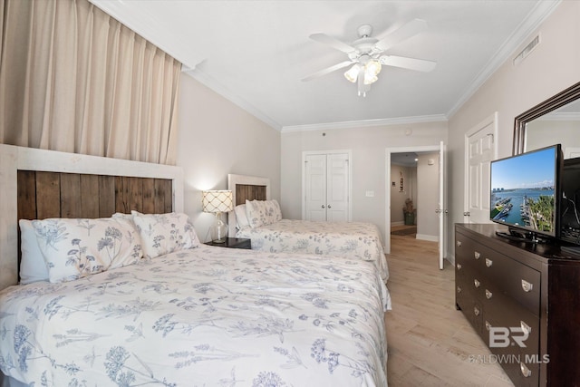 bedroom with visible vents, crown molding, light wood finished floors, and ceiling fan