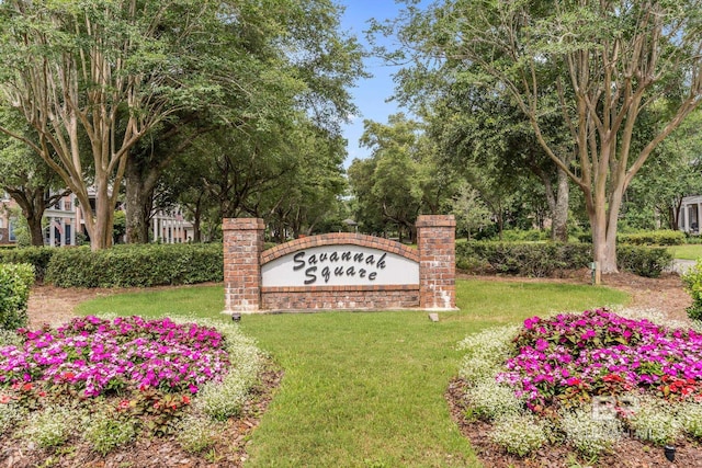 community sign with a lawn