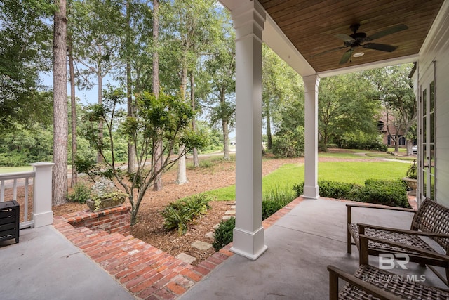 view of terrace with ceiling fan