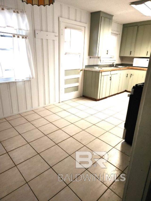 kitchen featuring stove