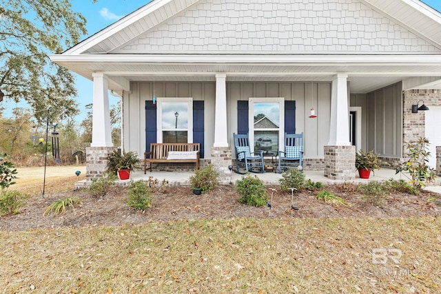 view of front of home featuring a front yard and covered porch