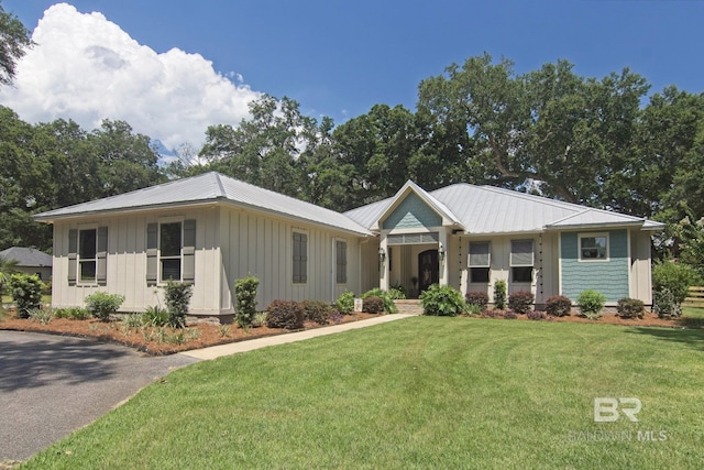 view of front facade featuring a front lawn