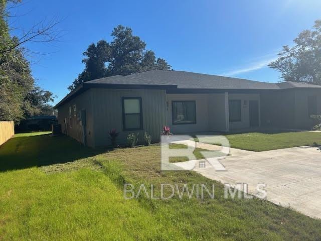 ranch-style home with a front lawn