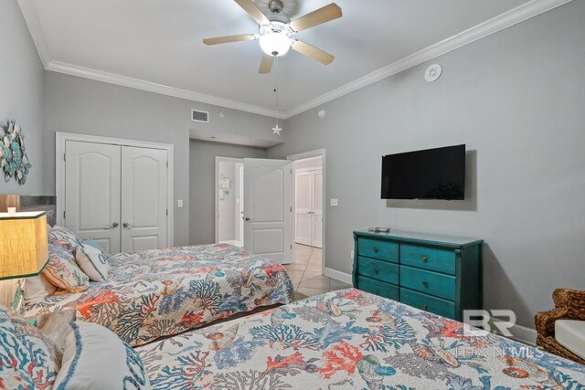 25494 Perdido Beach Blvd Unit 2005, Orange Beach, AL 36561 - tiled bedroom featuring ceiling fan, baseboards, visible vents, ornamental molding, and a closet