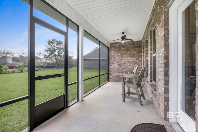 sunroom with ceiling fan