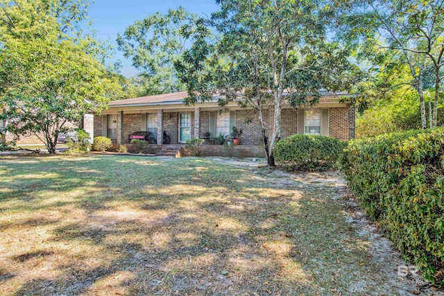 ranch-style home featuring a front yard