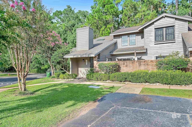 view of front of house with a front lawn