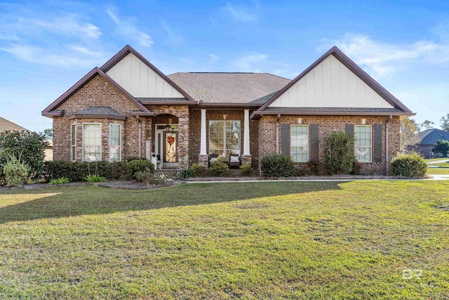 view of front of property featuring a front yard