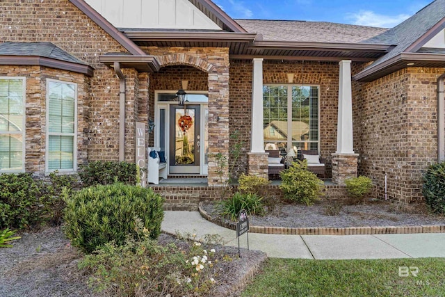 property entrance featuring a porch