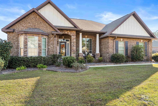 view of front of home featuring a front yard