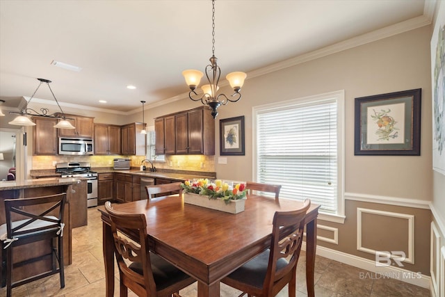 dining space featuring crown molding, baseboards, visible vents, and an inviting chandelier