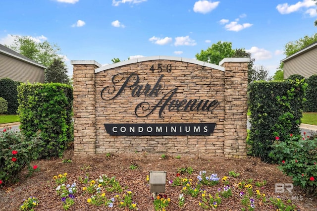 view of community / neighborhood sign