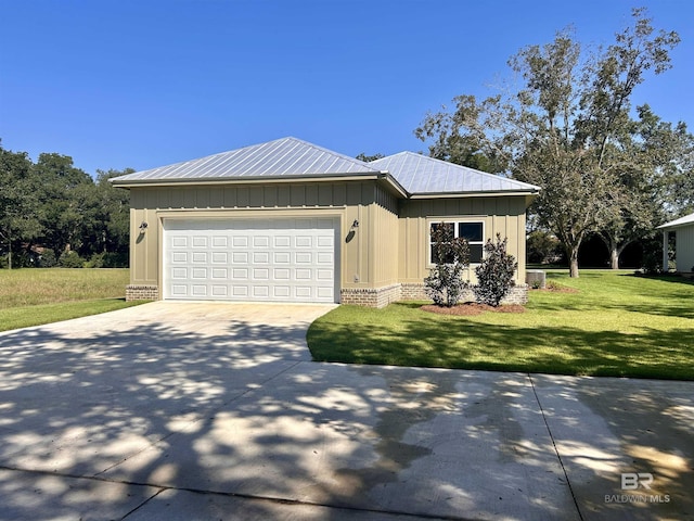 view of front of property featuring metal roof, driveway, brick siding, and a front yard