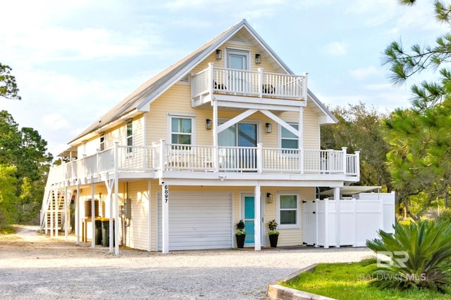 view of front of property featuring gravel driveway