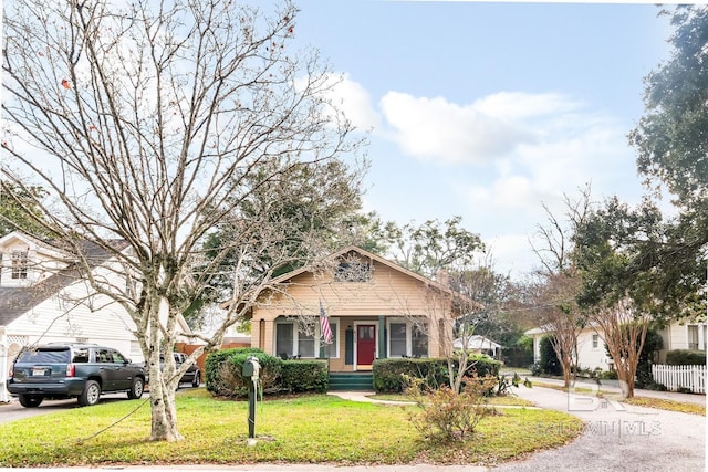 bungalow featuring a front lawn