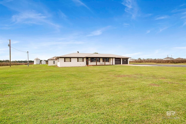 view of front facade featuring a front lawn