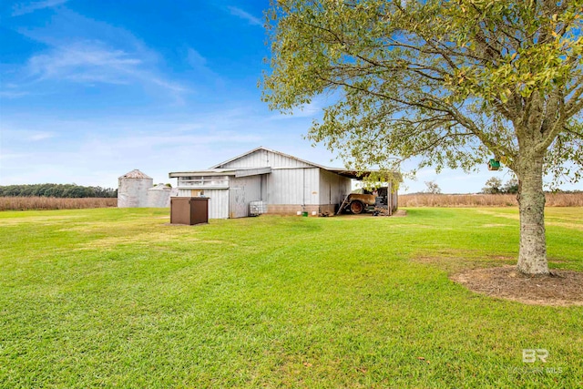 view of yard featuring an outbuilding and a rural view