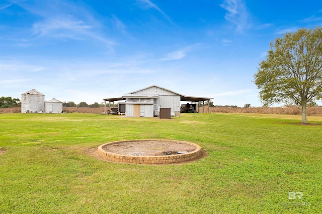 view of yard featuring a rural view and an outdoor structure