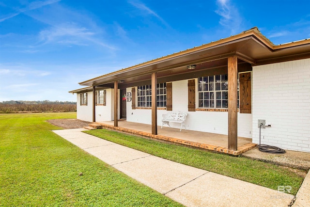 view of front of house featuring a front lawn and covered porch