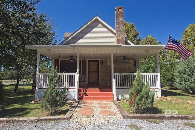 view of front facade with covered porch, a front yard, and ceiling fan