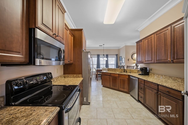 kitchen with crown molding, stainless steel appliances, an inviting chandelier, a sink, and a peninsula