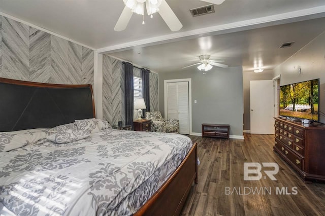 bedroom featuring dark hardwood / wood-style flooring, ceiling fan, and a closet