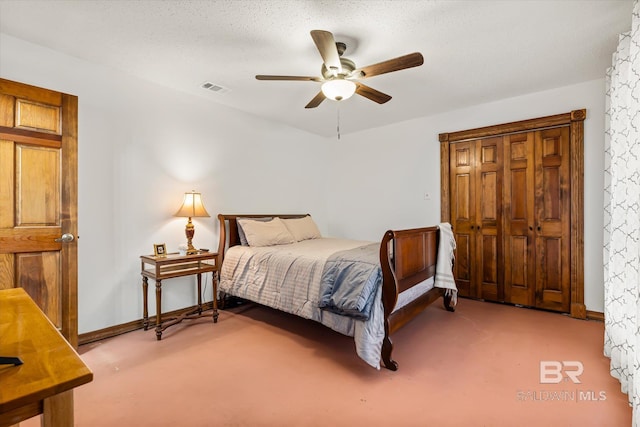 bedroom featuring ceiling fan, carpet floors, and a textured ceiling