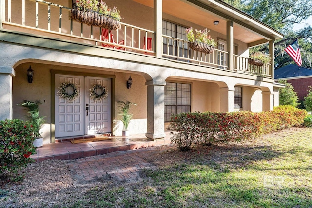 entrance to property featuring a balcony