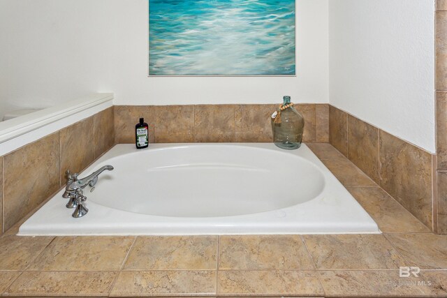 bathroom featuring tiled tub