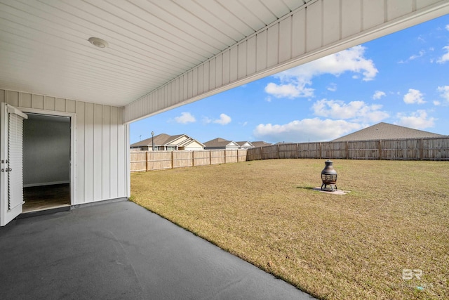 view of yard featuring a patio area