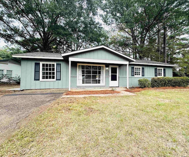 ranch-style house featuring a front lawn