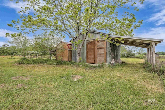 view of yard featuring an outdoor structure