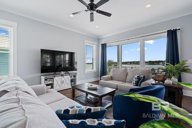 living room featuring a ceiling fan, wood finished floors, baseboards, ornamental molding, and recessed lighting